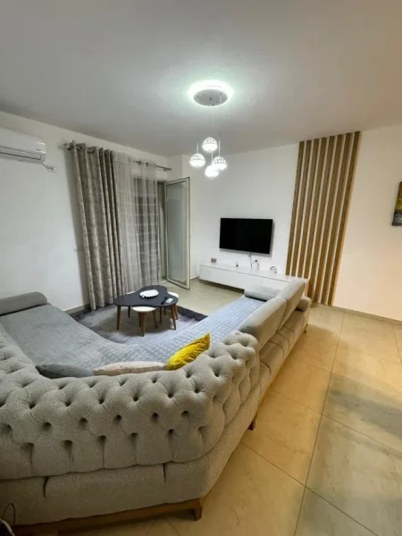Durres, jepet me qera apartament 1+1+Ballkon Kati 6, 70 m² 400 € (Siper Conad, Rr. e Portit)