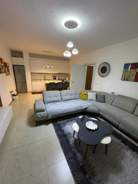 Durres, jepet me qera apartament 1+1+Ballkon Kati 6, 70 m² 400 € (Siper Conad, Rr. e Portit)
