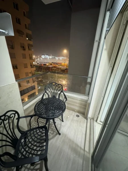 Durres, jepet me qera apartament 1+1+Ballkon Kati 6, 70 m² 400 € (Siper Conad, Rr. e Portit)