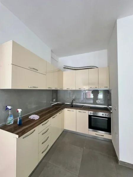 Tirane, jepet me qera apartament 2+1 Kati 7, 100 m² 400 € (Rruga 5 Maji)