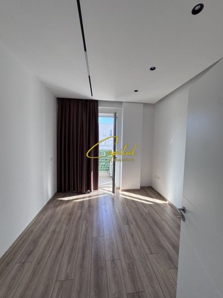 Tirane, jepet me qera zyre Kati 7, 110 m² 900 € (KOMUNA E PARISIT)