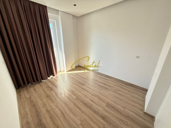 Tirane, jepet me qera zyre Kati 7, 110 m² 900 € (KOMUNA E PARISIT)