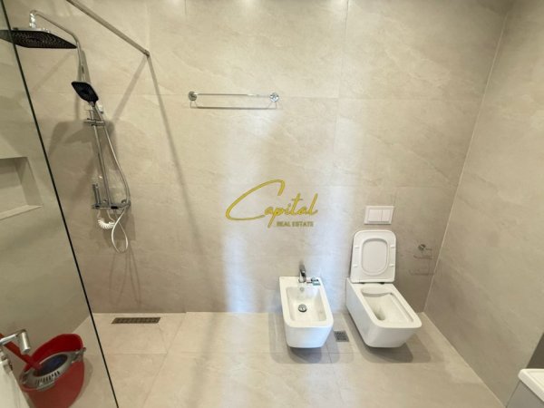 Tirane, jepet me qera zyre Kati 7, 110 m² 900 € (KOMUNA E PARISIT)