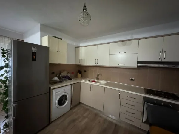 Tirane, jepet me qera shtepi 1+1+Ballkon Kati 1, 67 m² 350 € (ne rrugen Vangjel Capo Tirane)
