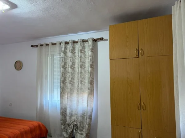 Tirane, jepet me qera shtepi 1+1+Ballkon Kati 1, 67 m² 350 € (ne rrugen Vangjel Capo Tirane)
