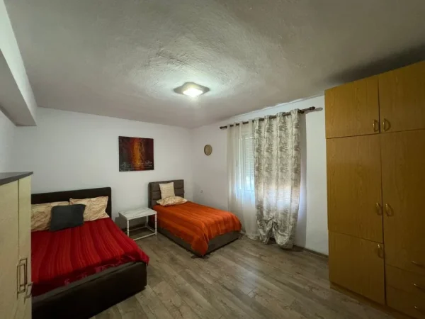 Tirane, jepet me qera shtepi 1+1+Ballkon Kati 1, 67 m² 350 € (ne rrugen Vangjel Capo Tirane)