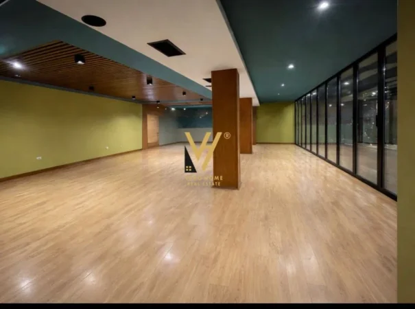 Tirane, jepet me qera ambjent biznesi Kati 2, 150 m² 2.000 € (SAUK I RI)