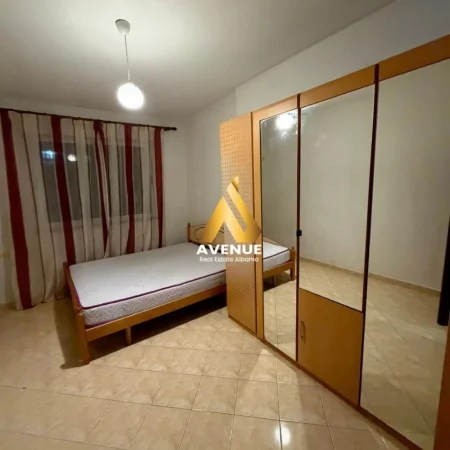 Tirane, jepet me qera 1+1 Kati 5, 61 m² 400 € Yzberisht