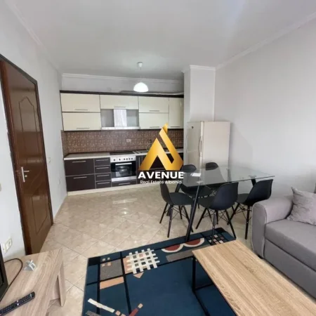 Tirane, jepet me qera 1+1 Kati 5, 61 m² 400 € Yzberisht