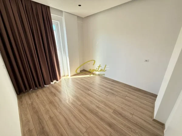 Tirane, jepet me qera apartament 2+1 Kati 7, 110 m² 900 € (KOMUNA E PARISIT)