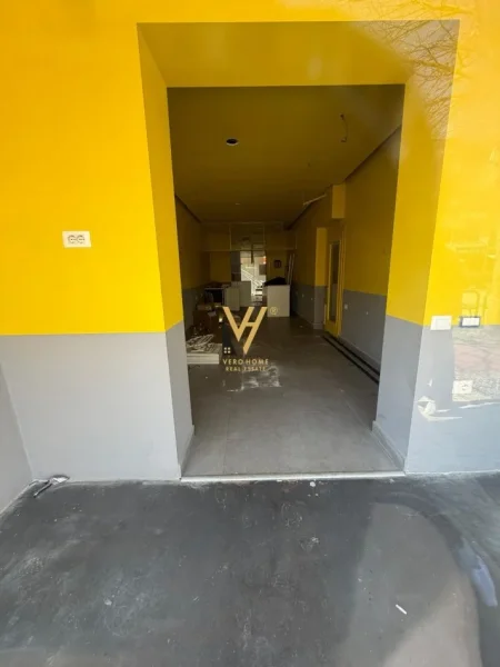 Tirane, jepet me qera dyqan Kati 0, 75 m² 2.100 € (21 DHJETORI)