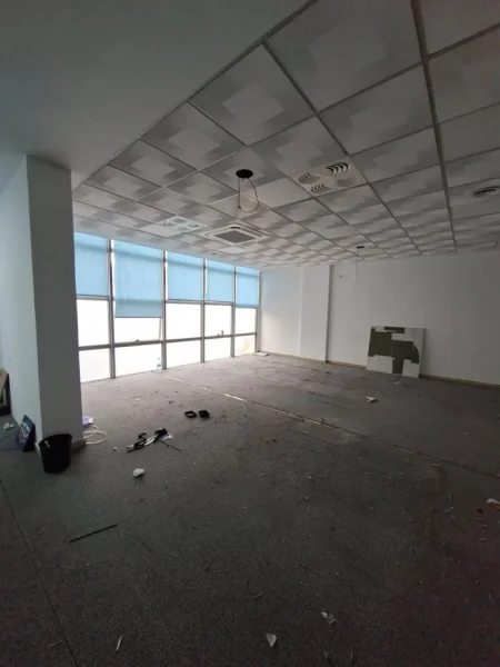 AMBIENT PER ZYRA ME QIRA   200 m²  1.700 € (ISH EKSPOZITA)