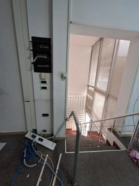 AMBIENT PER ZYRA ME QIRA   200 m²  1.700 € (ISH EKSPOZITA)