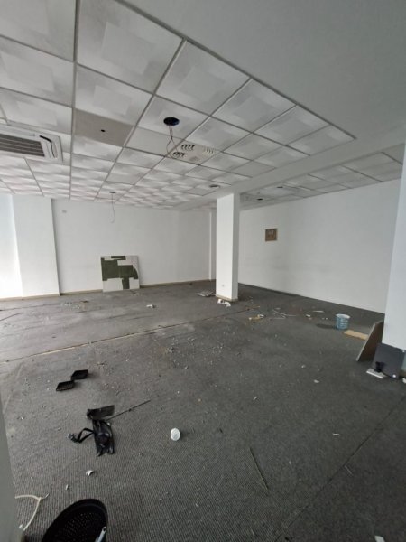 AMBIENT PER ZYRA ME QIRA   200 m²  1.700 € (ISH EKSPOZITA)