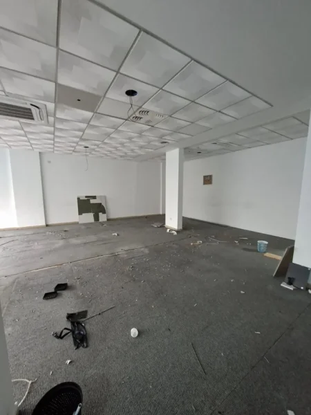 AMBIENT PER ZYRA ME QIRA   200 m²  1.700 € (ISH EKSPOZITA)