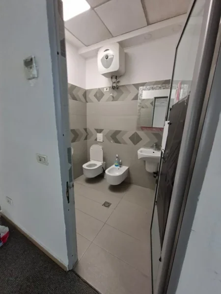 AMBIENT PER ZYRA ME QIRA   200 m²  1.700 € (ISH EKSPOZITA)