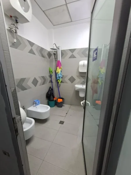 AMBIENT PER ZYRA ME QIRA   200 m²  1.700 € (ISH EKSPOZITA)