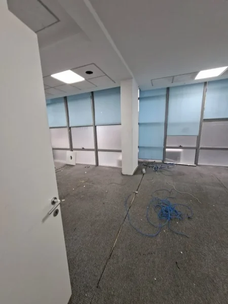 AMBIENT PER ZYRA ME QIRA   200 m²  1.700 € (ISH EKSPOZITA)