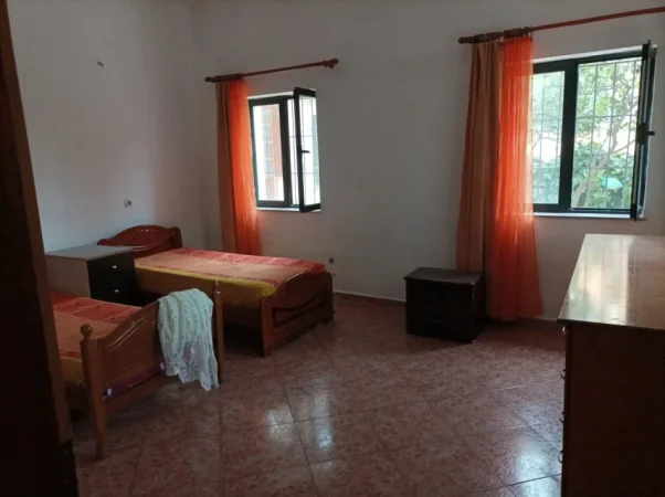 Tirane, jepet me qera shtepi 2+1+Ballkon Kati 0, 89 m² 400 € (ne rrugen Gjergj Legisi Laprake Tirane)