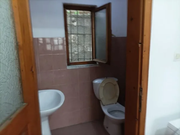 Tirane, jepet me qera shtepi 2+1+Ballkon Kati 0, 89 m² 400 € (ne rrugen Gjergj Legisi Laprake Tirane)