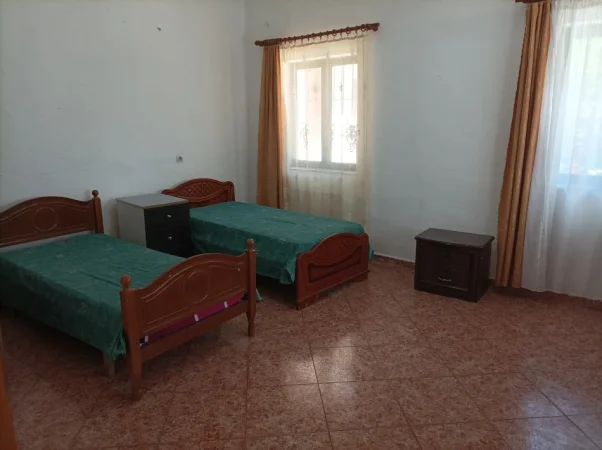 Tirane, jepet me qera shtepi 2+1+Ballkon Kati 0, 89 m² 400 € (ne rrugen Gjergj Legisi Laprake Tirane)