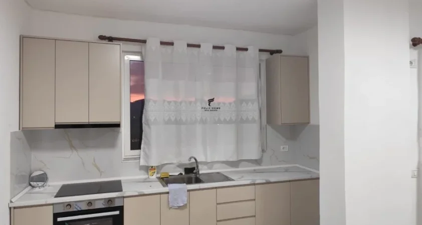 Tirane, jepet me qera apartament 2+1 Kati 4, 96 m² 450 € (YZBERISHT)