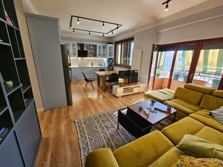 Tirane, jepet me qera apartament 1+1+Ballkon Kati 4, 98 m² 470 € (Fresk)