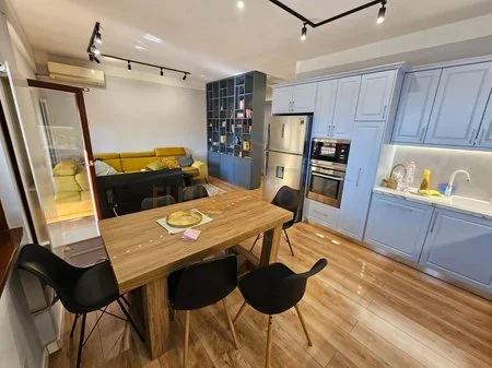 Tirane, jepet me qera apartament 1+1+Ballkon Kati 4, 98 m² 470 € (Fresk)