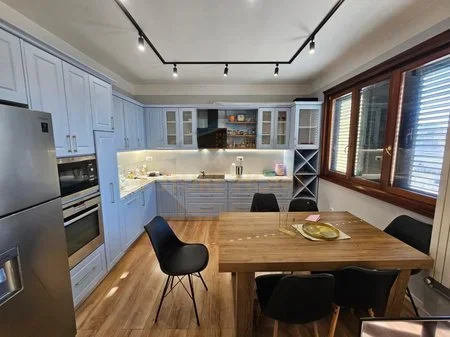 Tirane, jepet me qera apartament 1+1+Ballkon Kati 4, 98 m² 470 € (Fresk)