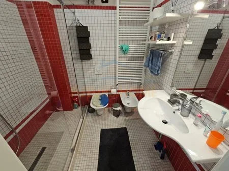 Tirane, jepet me qera apartament 1+1+Ballkon Kati 4, 98 m² 470 € (Fresk)