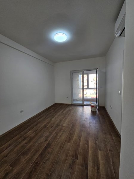 Tirane, jepet me qera zyre , 60 m² 600 € (Zogu i Zi)