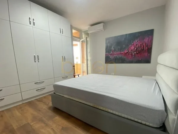 Tirane, jepet me qera , 125 m² 1.050 € (Ish Ekspozita)