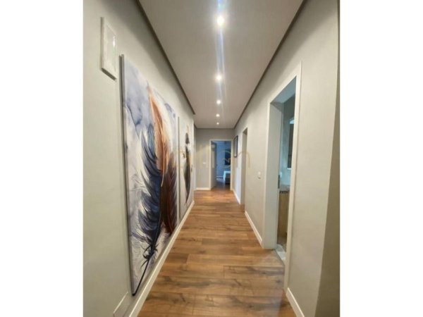 Tirane, jepet me qera , 125 m² 1.050 € (Ish Ekspozita)