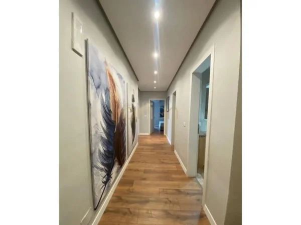 Tirane, jepet me qera , 125 m² 1.050 € (Ish Ekspozita)