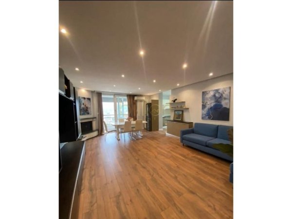 Tirane, jepet me qera , 125 m² 1.050 € (Ish Ekspozita)