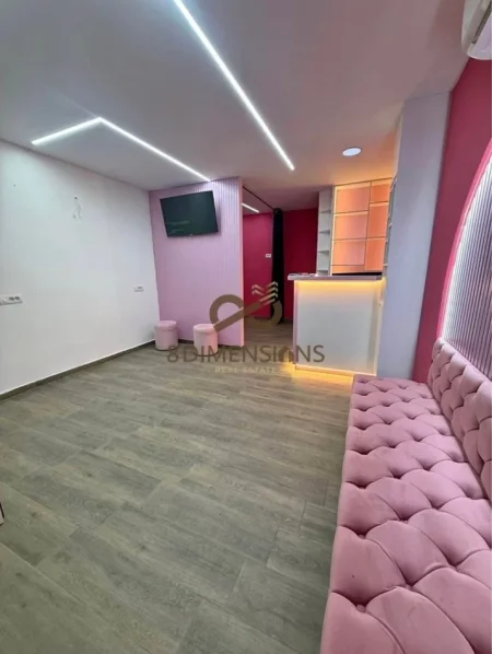 Tirane, jepet me qera dyqan Kati 1, 38 m² 250 € (shkoze)