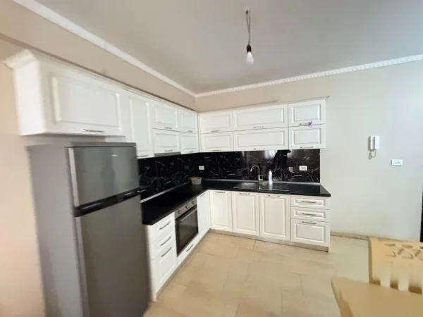 Tirane, jepet me qera apartament 2+1 Kati 1, 350 €