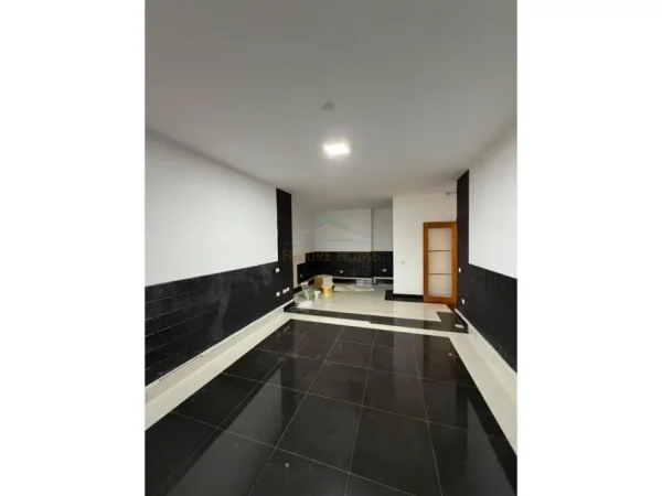 Tirane, shes apartament 2+1 Kati 3, 104 m² (pranë Raiffeisen Bank)