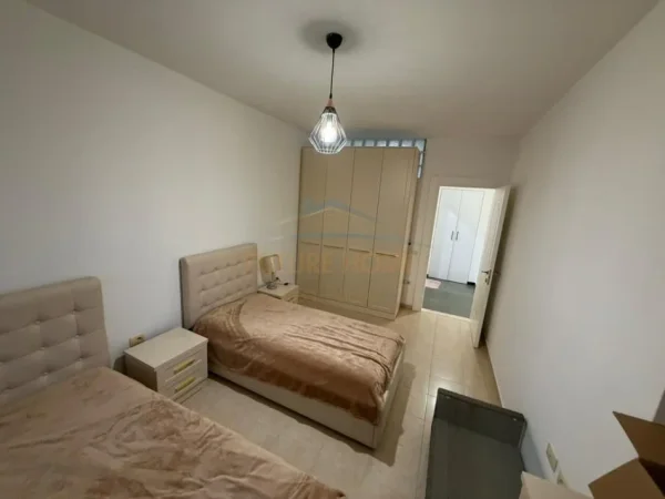 Tirane, jepet me qera apartament 2+1+Aneks+Ballkon Kati 5, 110 m² 600 € (Vila L tek Unaza e Re)