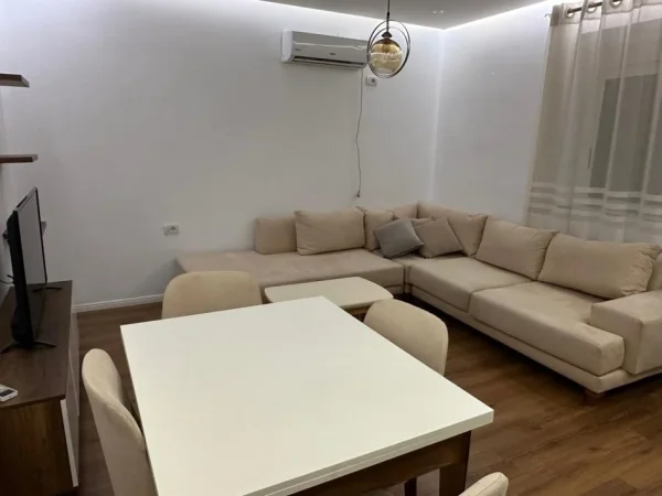 Tirane, jepet me qera apartament 1+1 Kati 1, 65 m² 500 € (Rruga Dibres)