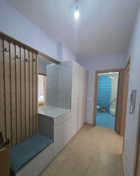 Tirane, jepet me qera apartament 1+1 Kati 2, 60 m² 500 € (Rruga 5 Maji)