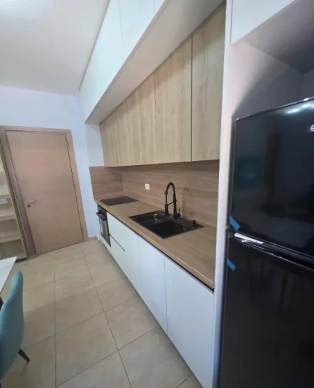 Tirane, jepet me qera apartament 1+1 Kati 2, 60 m² 500 € (Rruga 5 Maji)