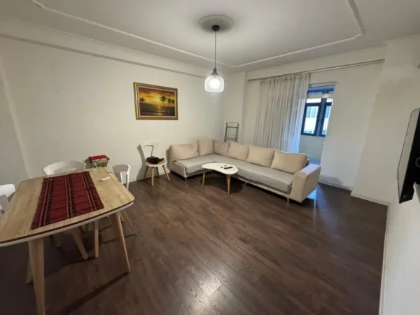 Tirane, jepet me qera apartament 2+1 , 600 € 