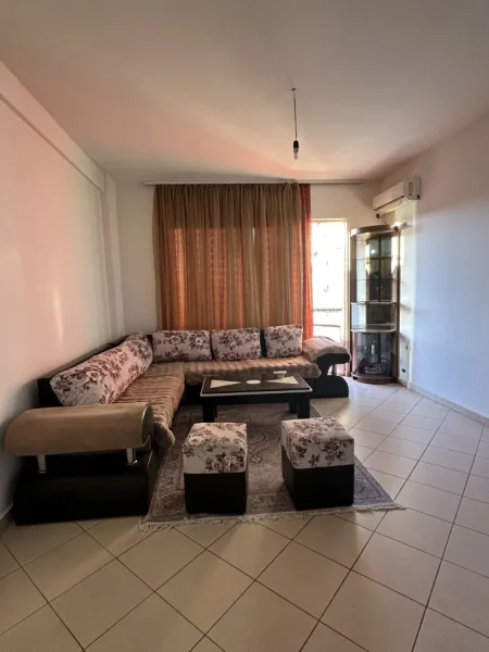 Tirane, jepet me qera apartament 1+1+Ballkon Kati 4, 71 m² 350 € (Rruga Loni Ligori)