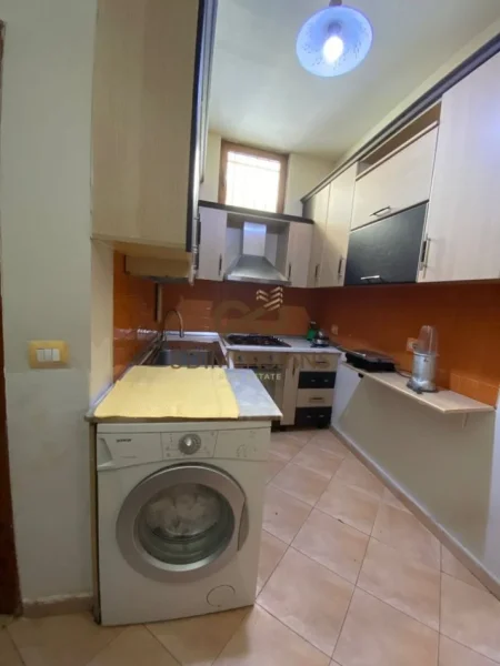 Tirane, jepet me qera shtepi 3+1+Ballkon Kati 0, 80 m² 800 € (bulevardi zogu 1)