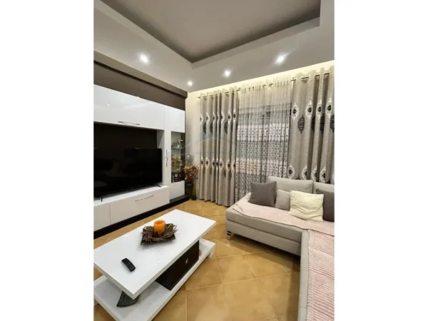 Tirane, jepet me qera apartament 2+1 Kati 1, 107 m² 450 € (fresk)