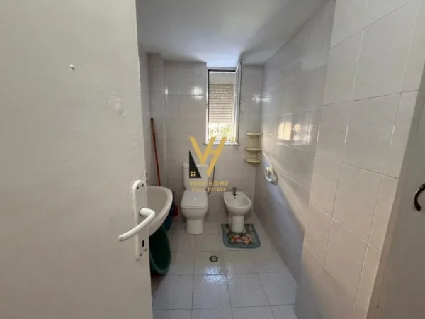 Tirane, jepet me qera apartament 2+1+Ballkon Kati 2, 75 m² 520 € (21 DHJETORI)