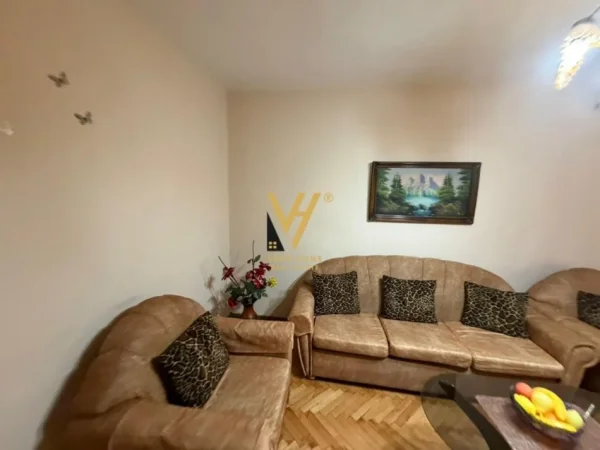 Tirane, jepet me qera apartament 2+1+Ballkon Kati 2, 75 m² 520 € (21 DHJETORI)