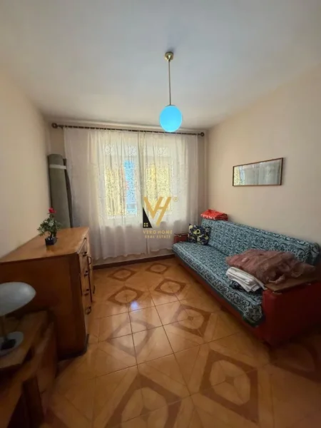 Tirane, jepet me qera apartament 2+1+Ballkon Kati 2, 75 m² 520 € (21 DHJETORI)