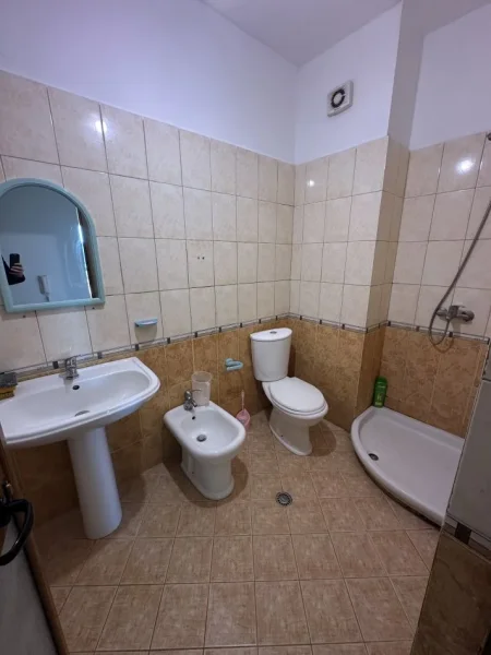 Tirane, jepet me qera apartament 1+1+Ballkon Kati 4, 71 m² 350 € (Rruga Loni Ligori)